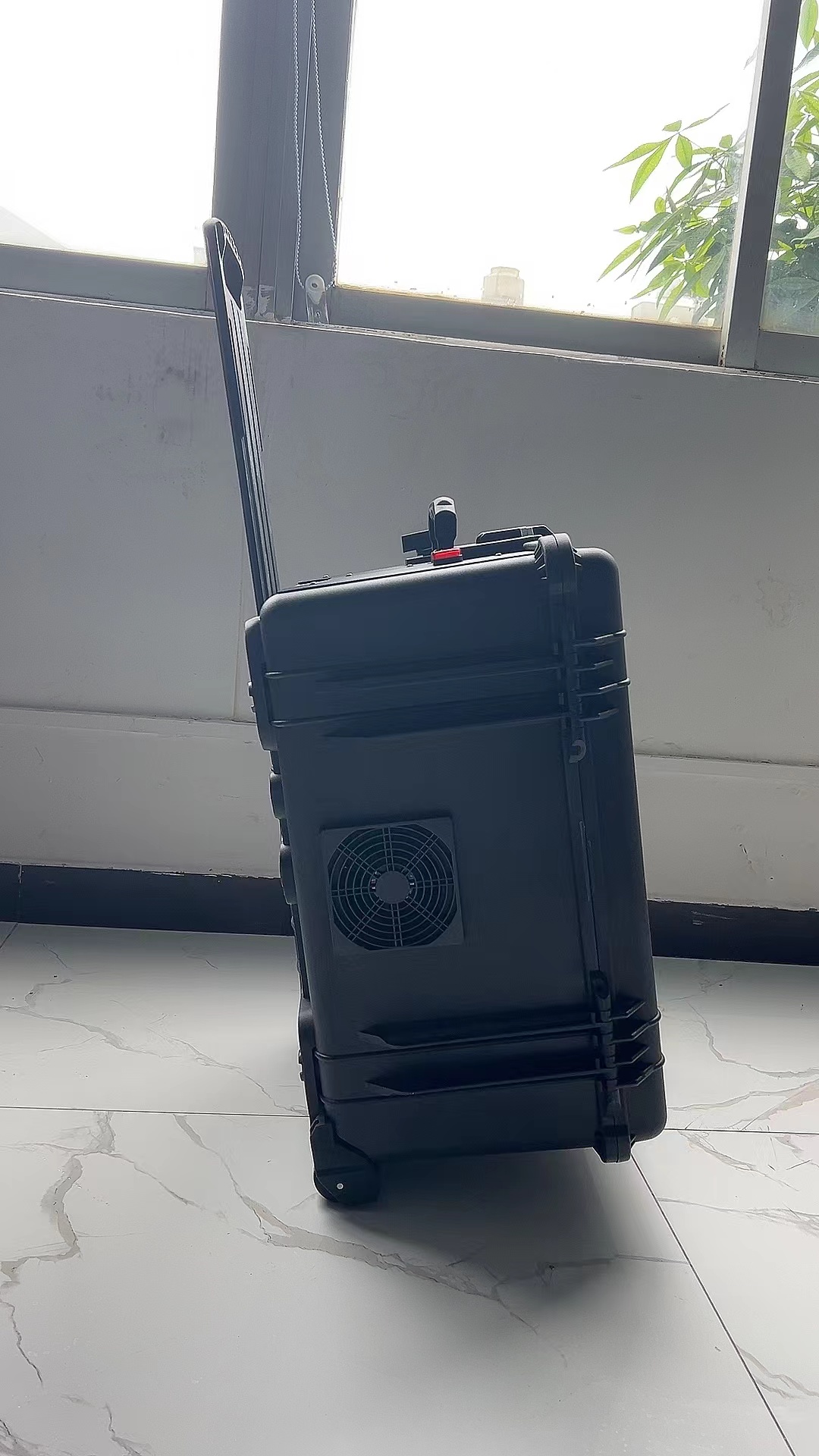 桃山手拉箱型移动通信干扰器